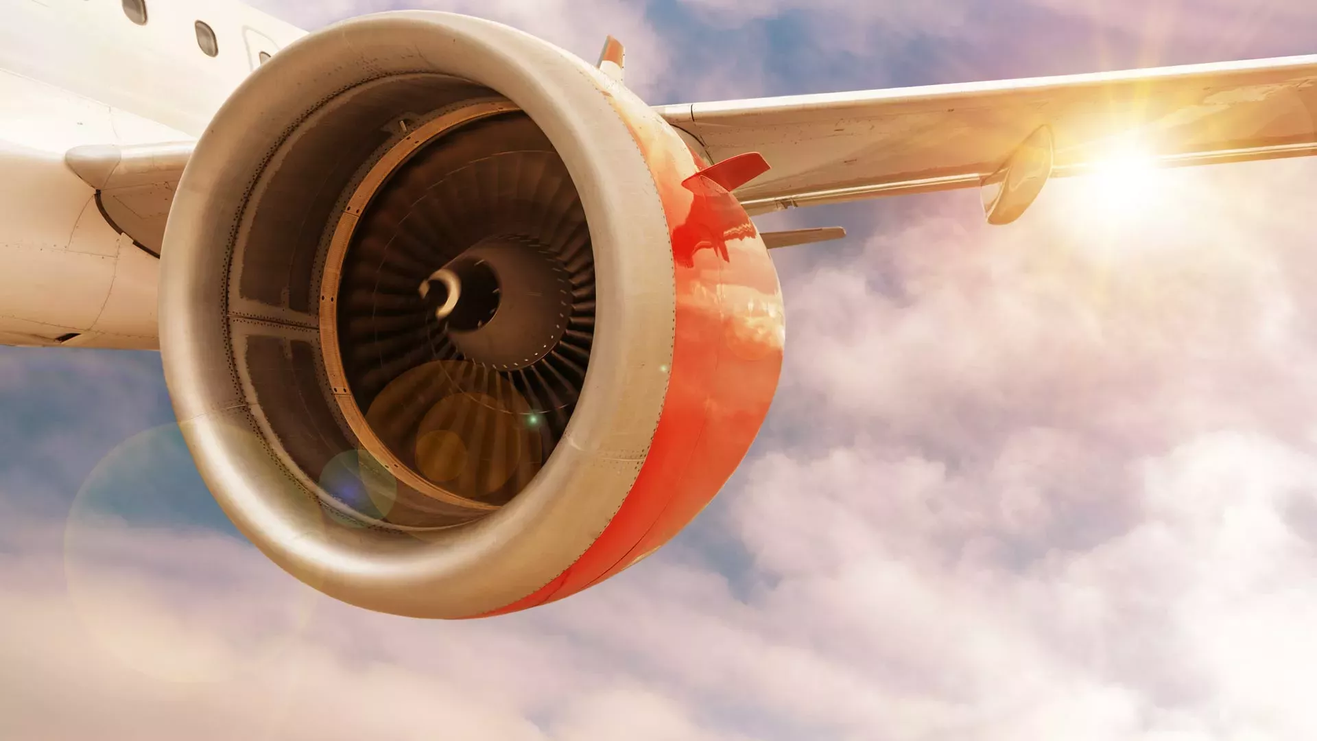 Flugzeug mit rotem Motor im Flug