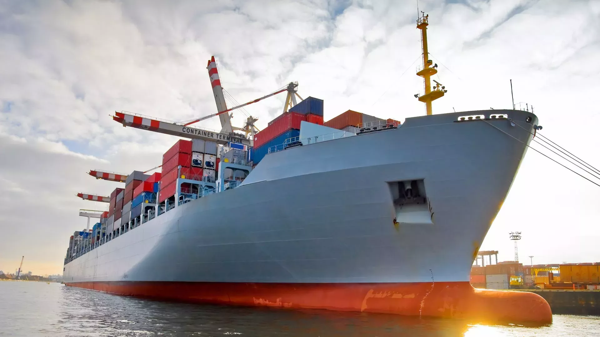 Frachtschiff mit gestapelten Containern am Hafenterminal