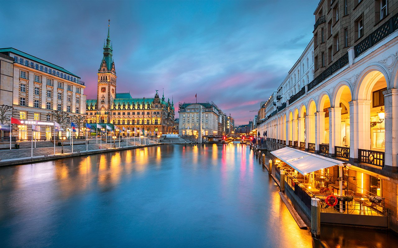 Hamburg Innenstadt mit Rathaus während des Sonnenuntergangs