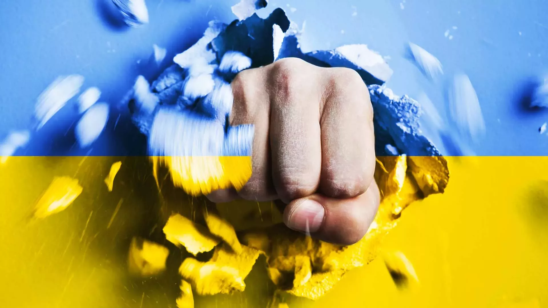 Konzeptbild russische Aggression gegen Ukraine: Faust durchschlägt eine Betonwand mit den Farben der ukrainischen Nationalflagge.