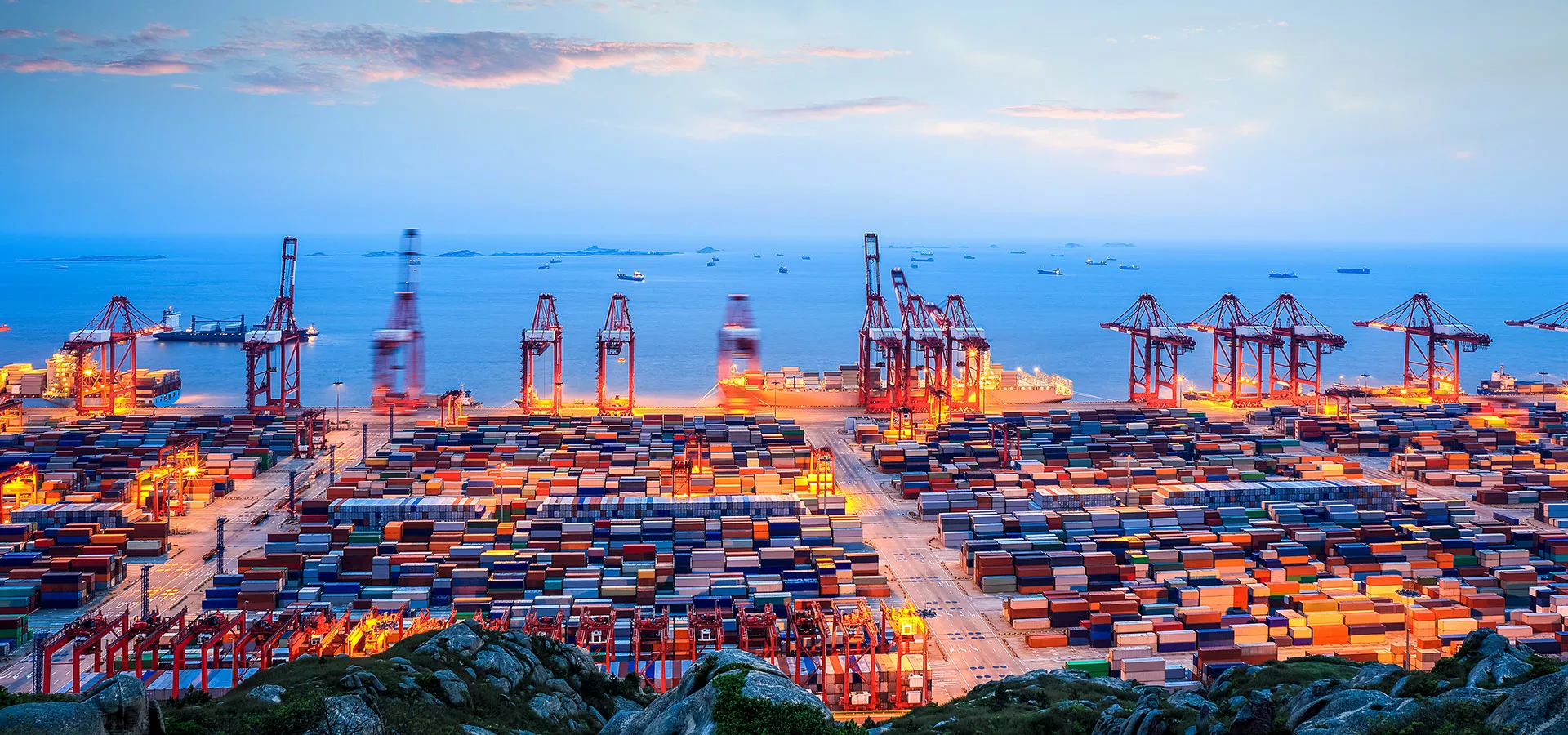 Shanghai Containerterminal in der Dämmerung