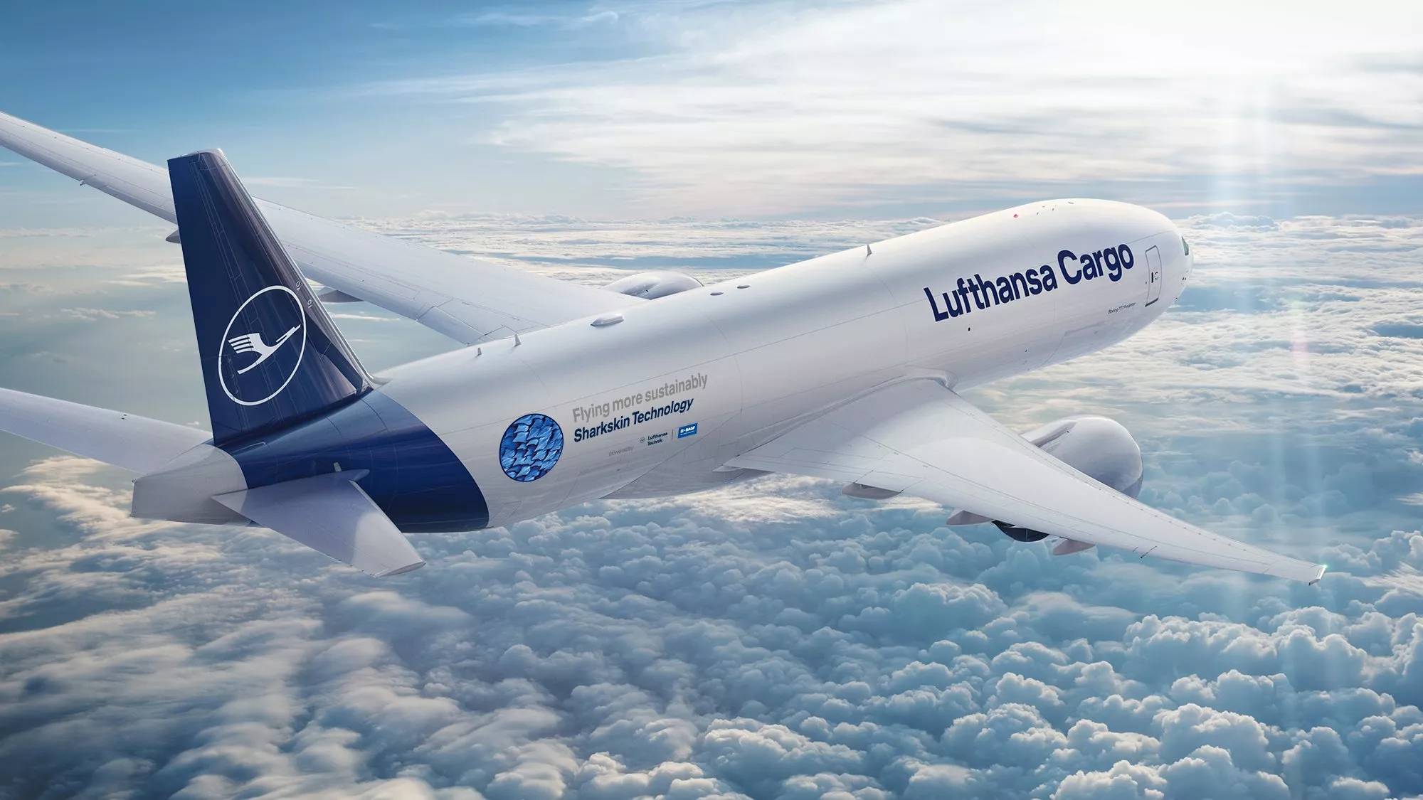 Lufthansa Cargo Flugzeug in den Wolken, Aufschrift: Flying more sustainably