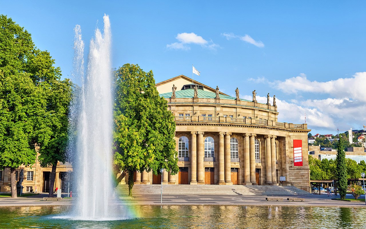Gebäude und Brunnen des Staatstheaters Stuttgart