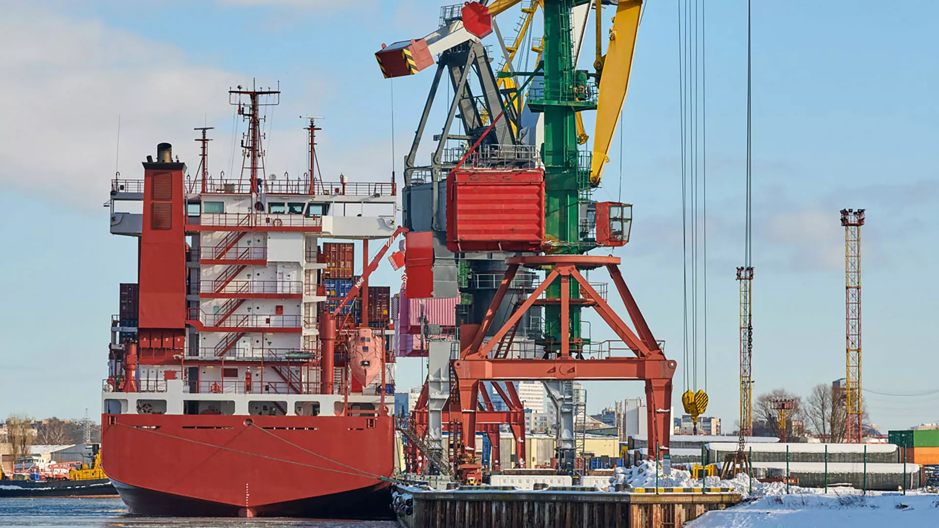 Vertäute Frachtschiffe und Hafenkräne im Hafen