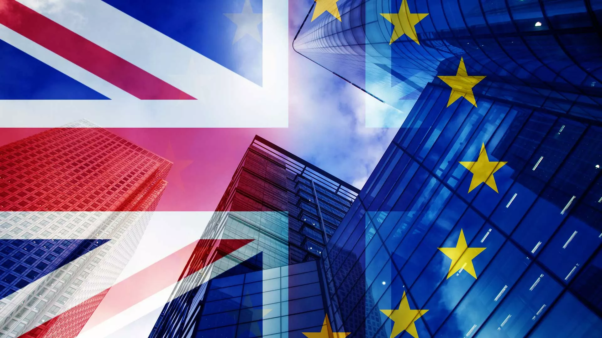 Doppelbelichtung der Flaggen UK / EU und der Wolkenkratzer des Geschäftszentrums Canary Wharf