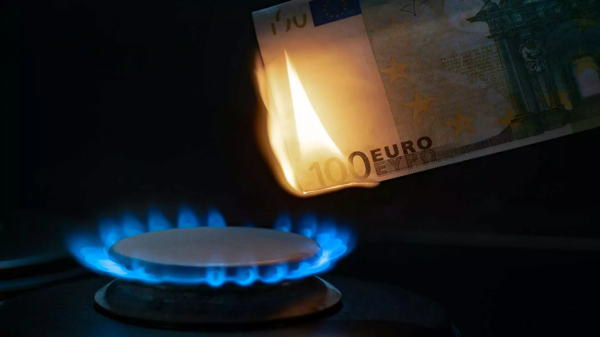 Symbolbild Energiepreis-Steigerung: Geldschein verbrennt in Gasflamme