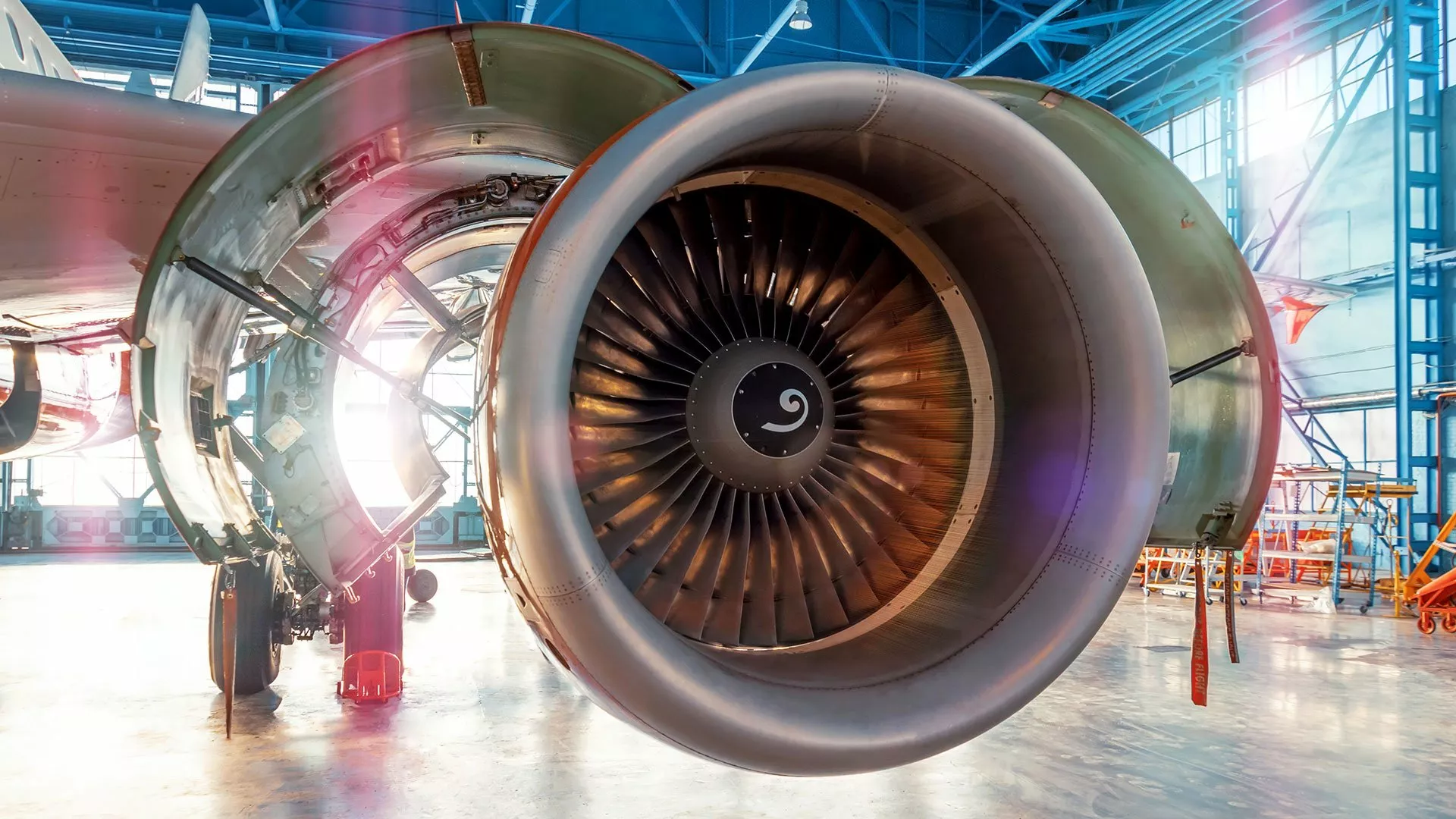 Ansicht eines Flugzeugtriebwerks mit offener Haube in einem Flugzeughangar