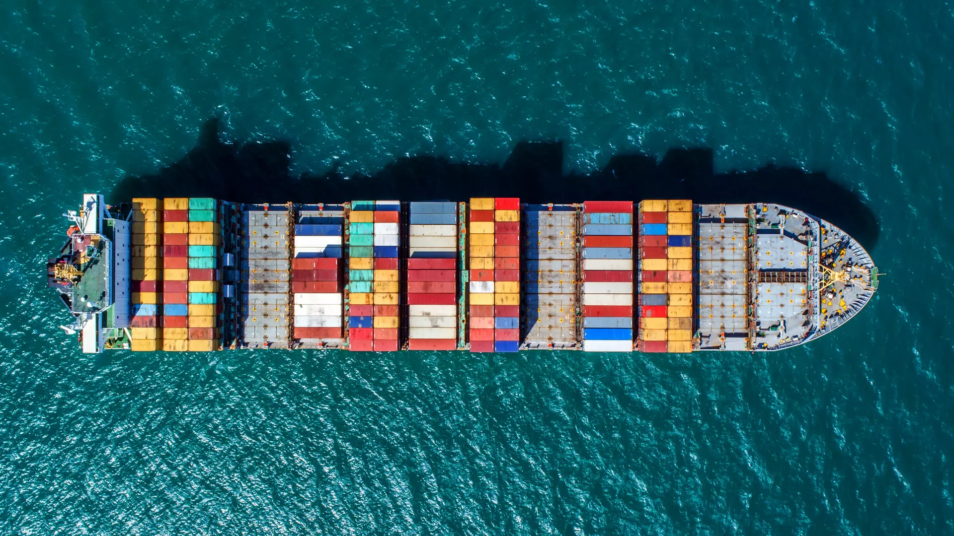 Sicht auf ein Frachtschiff von oben