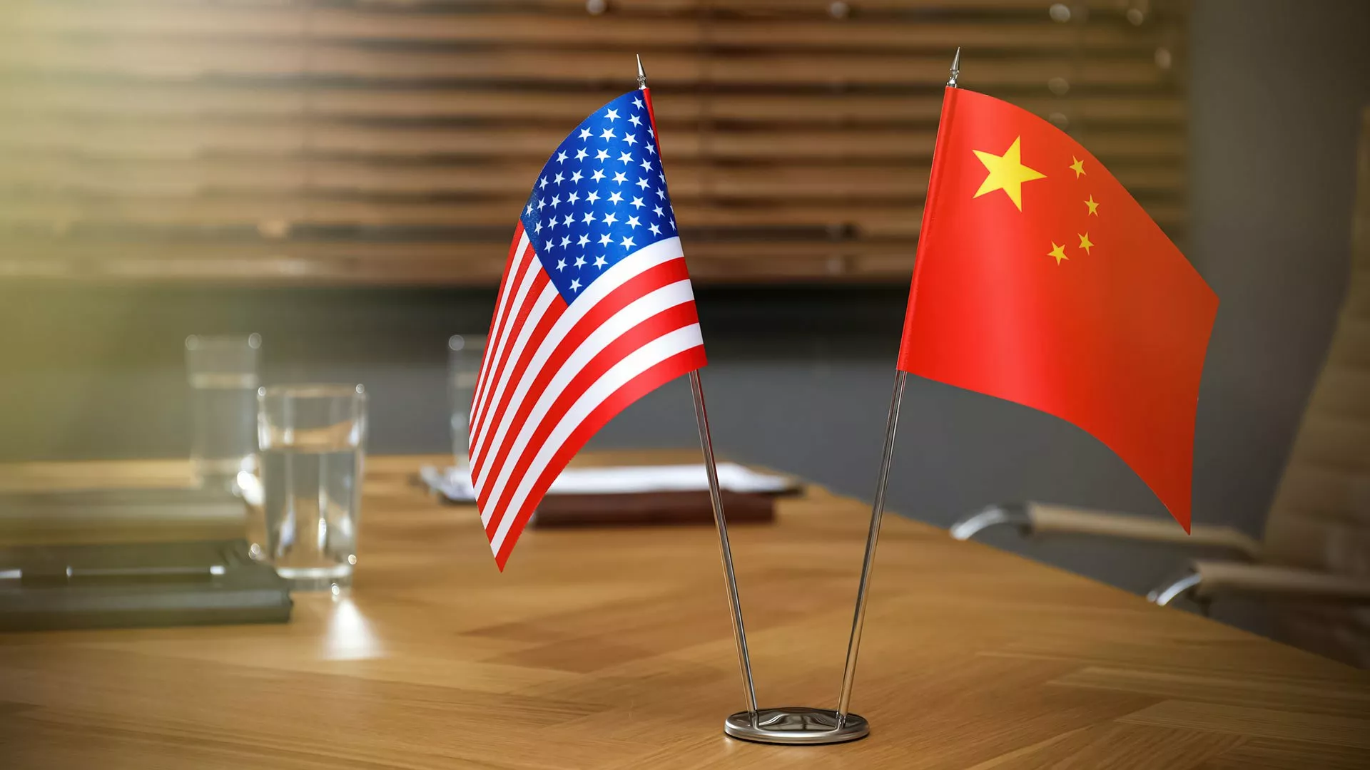 Flaggen von China und USA auf einem Schreibtisch