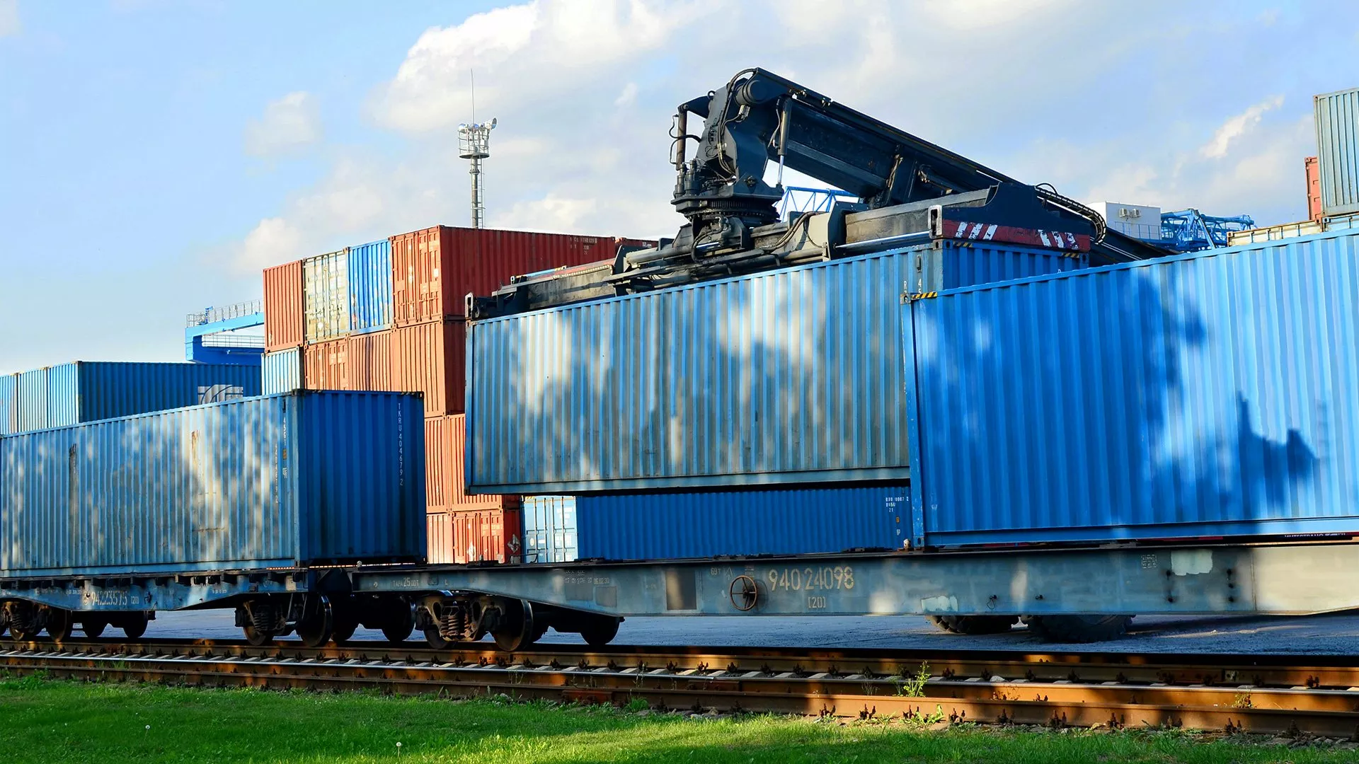 Verladung eines Schiffscontainers auf einen Güterwagen