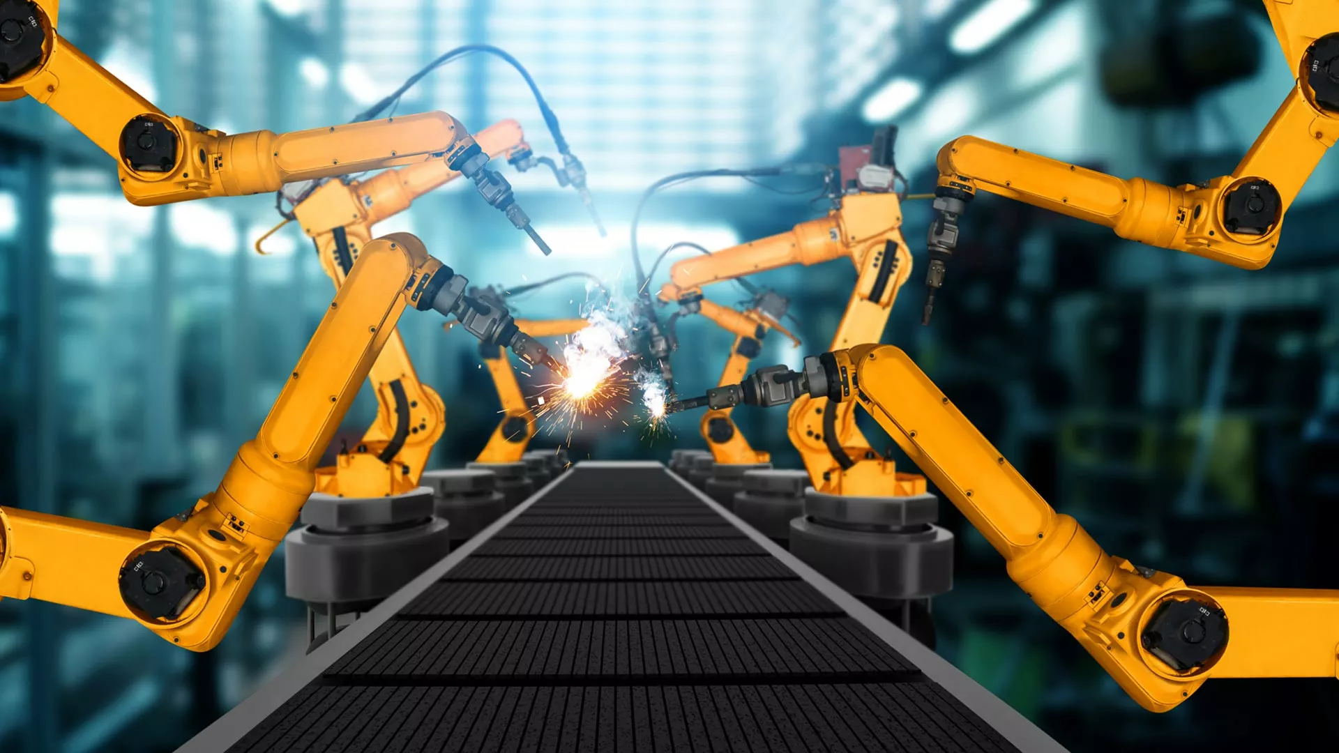 Industrieroboterarm in einer leeren Fertigungsstraße