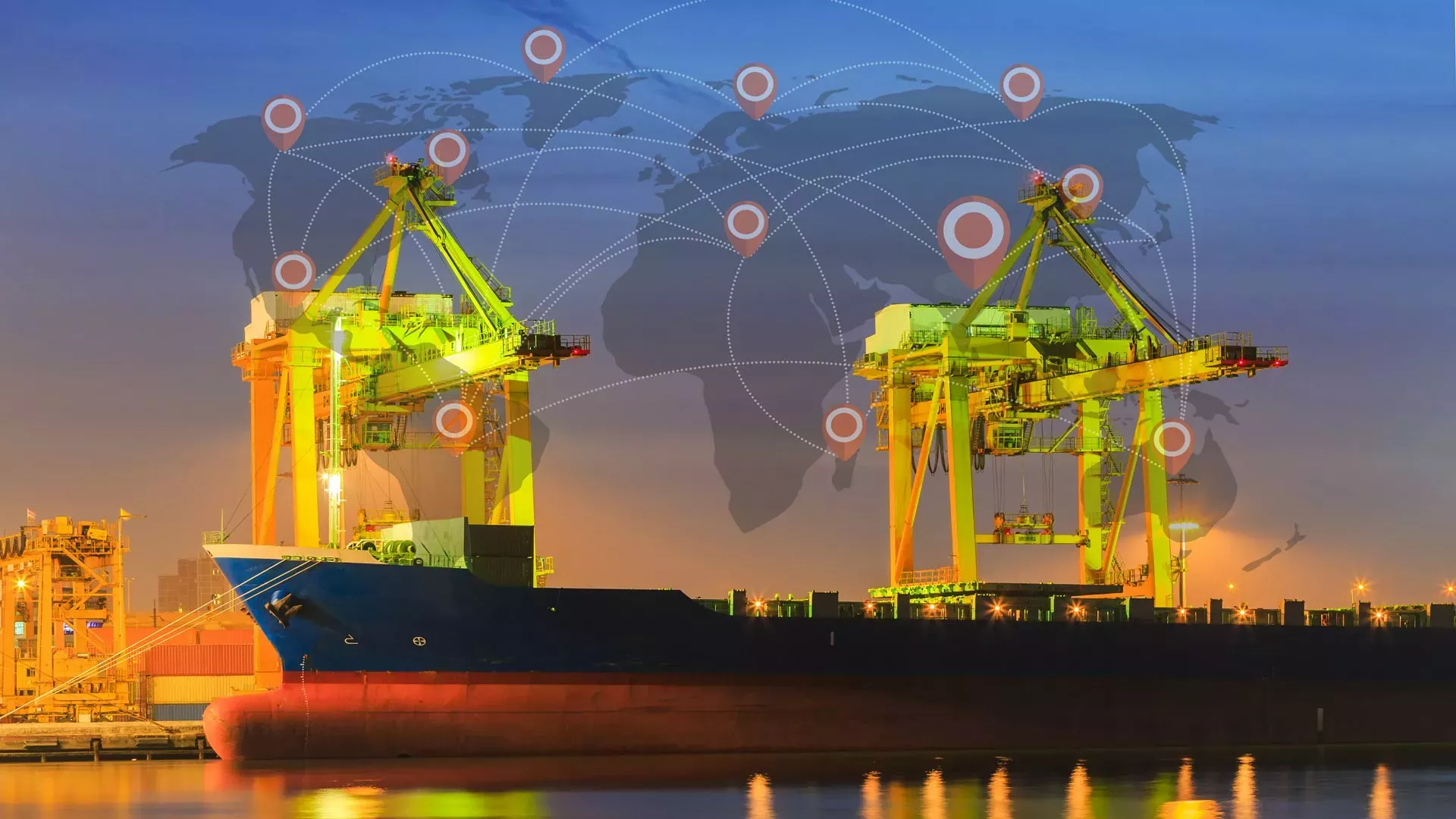 Containerschiff im Importexporthafen im Morgenlicht